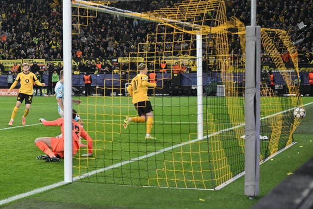Julian Brandt Borussia Dortmund , mi , scores the goal to 2 1 10 12 2025, Football, UEFA Champions League 2025 2026, Matchday 6, Borussia Dortmund FK Bodö Glimt UEFA regulations prohibit any use of photographs as image sequences and or quasi video Dortmund Signal Iduna Park Nordrhein Westfalen Germany Team2
