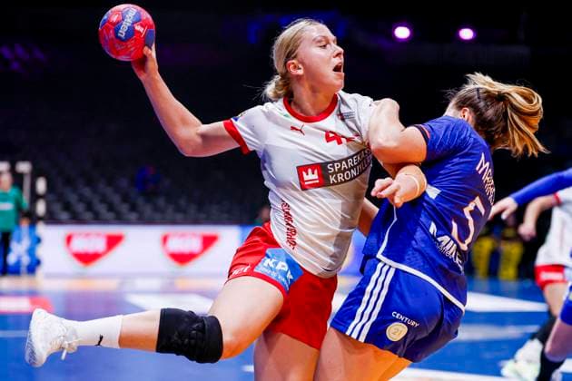 Michala Elsberg Moller of Denmark and Clarisse Mairot of France fight for the ball Denmark v France, Quarter finals - 27th IHF Women s Handball World Championship, WM, Weltmeisterschaft Denmark v France, Ahoy, December 10, 2025, Rotterdam, Netherlands.