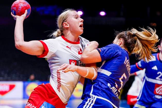 Michala Elsberg Moller of Denmark and Clarisse Mairot of France fight for the ball Denmark v France, Quarter finals - 27th IHF Women s Handball World Championship, WM, Weltmeisterschaft Denmark v France, Ahoy, December 10, 2025, Rotterdam, Netherlands.