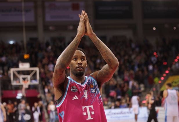 Jeff Garrett Telekom Baskets Bonn celebrating after victory against SKYLINERS Frankfurt 11 Speiltag Saison 2025 26