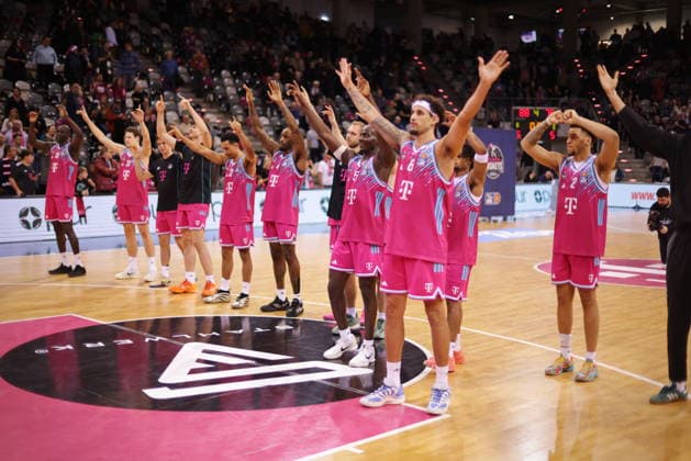 Telekom Baskets Bonn celebrate after victory against SKYLINERS Frankfurt 11 Speiltag Saison 2025 26