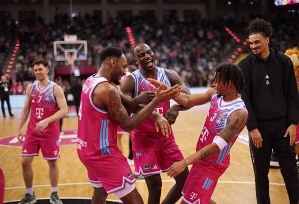 Jeff Garrett, Tylan Birts, Zachery Cooks Telekom Baskets Bonn celebrating after victory against SKYLINERS Frankfurt 11 Speiltag Saison 2025 26