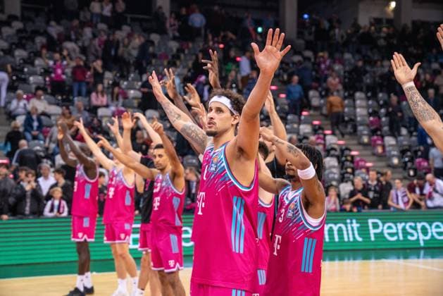 Michael Kessens 6 Telekom Baskets Bonn and Joel Aminu 21 Telekom Baskets Bonn and the whole Bonn team cheer after the game against Frankfurt Skyliners on matchday 11 of the easyCredit BBL in Bonn Telekom Baskets Bonn win 88 to 76 Telekom Baskets Bonn vs Frankfurt Skyliners Copyright: xFeyzullahxGökalpx
