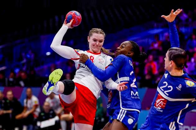 Anne Mette Hansen of Denmark and Onacia Ondono of France fight for the ball Denmark v France, Quarter finals - 27th IHF Women s Handball World Championship, WM, Weltmeisterschaft Denmark v France, Ahoy, December 10, 2025, Rotterdam, Netherlands.