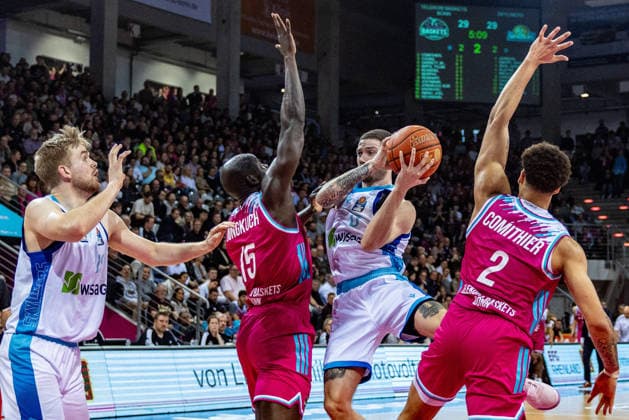 Logan Johnson Frankfurt Skyliners, 00 tries the pass at the basket to Till Pape Frankfurt Skyliners, 19 vs Alijah Comithier Telekom Baskets Bonn, 02 , Kur Jongkuch Telekom Baskets Bonn, 15 Telekom Baskets Bonn vs Frankfurt Skyliners, Basketball, easy Credit BBL, 11 Matchday, 2025 2026, 10 12 2025 Telekom Baskets Bonn vs Frankfurt Skyliners, Basketball, easy Credit BBL, 11 Matchday, 2025 2026, 10 12 2025 Bonn Copyright: xEibner-Pressefoto GerhardxWingenx EP_GWR