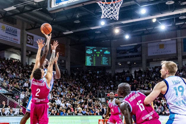 William Christmas Frankfurt Skyliners, 08 vs Alijah Comithier Telekom Baskets Bonn, 02 , Till Pape Frankfurt Skyliners, 19 , Kur Jongkuch Telekom Baskets Bonn, 15 , Tylan Birts Telekom Baskets Bonn, 05 Telekom Baskets Bonn vs Frankfurt Skyliners, Basketball, easy Credit BBL, 11 Matchday, 2025 2026, 10 12 2025 Telekom Baskets Bonn vs Frankfurt Skyliners, Basketball, easy Credit BBL, 11 Matchday, 2025 2026, 10 12 2025 Bonn Copyright: xEibner-Pressefoto GerhardxWingenx EP_GWR