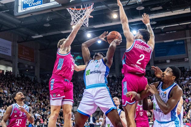 Nahem Alleyne Frankfurt Skyliners, 04 vs Alijah Comithier Telekom Baskets Bonn, 02 , Ryan Hawkins Telekom Baskets Bonn, 33 , Zach Cooks Telekom Baskets Bonn, 03 , William Christmas Frankfurt Skyliners, 08 Telekom Baskets Bonn vs Frankfurt Skyliners, Basketball, easy Credit BBL, 11 Matchday, 2025 2026, 10 12 2025 Telekom Baskets Bonn vs Frankfurt Skyliners, Basketball, easy Credit BBL, 11 Matchday, 2025 2026, 10 12 2025 Bonn Copyright: xEibner-Pressefoto GerhardxWingenx EP_GWR