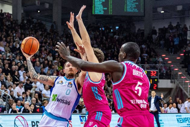 Logan Johnson Frankfurt Skyliners, 00 vs Tylan Birts Telekom Baskets Bonn, 05 Telekom Baskets Bonn vs Frankfurt Skyliners, Basketball, easy Credit BBL, 11 Matchday, 2025 2026, 10 12 2025 Telekom Baskets Bonn vs Frankfurt Skyliners, Basketball, easy Credit BBL, 11 Matchday, 2025 2026, 10 12 2025 Bonn Copyright: xEibner-Pressefoto GerhardxWingenx EP_GWR