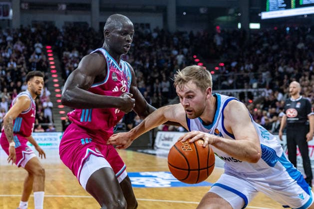 Former Bonn player Till Pape Frankfurt Skyliners, 19 vs Kur Jongkuch Telekom Baskets Bonn, 15 Telekom Baskets Bonn vs Frankfurt Skyliners, Basketball, easy Credit BBL, 11 Matchday, 2025 2026, 10 12 2025 Telekom Baskets Bonn vs Frankfurt Skyliners, Basketball, easy Credit BBL, 11 Matchday, 2025 2026, 10 12 2025 Bonn Copyright: xEibner-Pressefoto GerhardxWingenx EP_GWR