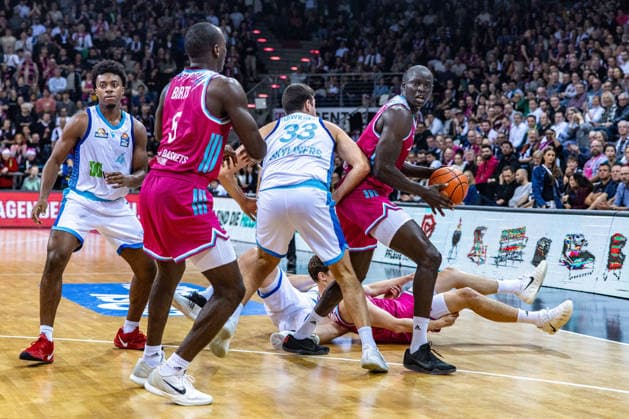 Kur Jongkuch Telekom Baskets Bonn, 15 has the overview, Nahiem Alleyne Frankfurt Skyliners, 04 , Tylan Birts Telekom Baskets Bonn, 05 , Ryan Hawkins Frankfurt Skyliners, 33 Telekom Baskets Bonn vs Frankfurt Skyliners, Basketball, easy Credit BBL, 11 Matchday, 2025 2026, 10 12 2025 Telekom Baskets Bonn vs Frankfurt Skyliners, Basketball, easy Credit BBL, 11 Matchday, 2025 2026, 10 12 2025 Bonn Copyright: xEibner-Pressefoto GerhardxWingenx EP_GWR