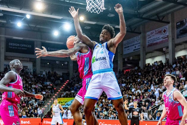 Nahem Alleyne Frankfurt Skyliners, 04 vs Tylan Birts Telekom Baskets Bonn, 05 , Kur Jongkuch Telekom Baskets Bonn, 15 , Grayson Murphy Telekom Baskets Bonn, 07 Telekom Baskets Bonn vs Frankfurt Skyliners, Basketball, easy Credit BBL, 11 Matchday, 2025 2026, 10 12 2025 Telekom Baskets Bonn vs Frankfurt Skyliners, Basketball, easy Credit BBL, 11 Matchday, 2025 2026, 10 12 2025 Bonn Copyright: xEibner-Pressefoto GerhardxWingenx EP_GWR