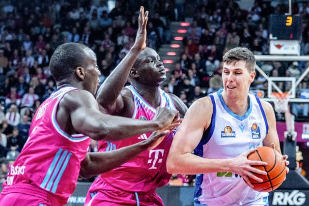 Jacob Knauf Frankfurt Skyliners, 25 vs Kur Jongkuch Telekom Baskets Bonn, 15 , Tylan Birts Telekom Baskets Bonn, 05 Telekom Baskets Bonn vs Frankfurt Skyliners, Basketball, easy Credit BBL, 11 Matchday, 2025 2026, 10 12 2025 Telekom Baskets Bonn vs Frankfurt Skyliners, Basketball, easy Credit BBL, 11 Matchday, 2025 2026, 10 12 2025 Bonn Copyright: xEibner-Pressefoto GerhardxWingenx EP_GWR