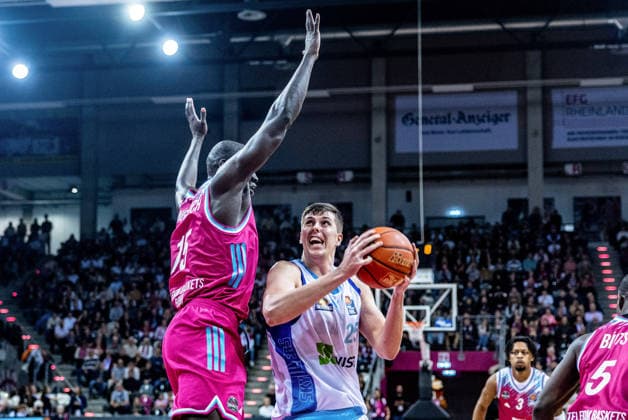 Jacob Knauf Frankfurt Skyliners, 25 vs Kur Jongkuch Telekom Baskets Bonn, 15 Telekom Baskets Bonn vs Frankfurt Skyliners, Basketball, easy Credit BBL, 11 Matchday, 2025 2026, 10 12 2025 Telekom Baskets Bonn vs Frankfurt Skyliners, Basketball, easy Credit BBL, 11 Matchday, 2025 2026, 10 12 2025 Bonn Copyright: xEibner-Pressefoto GerhardxWingenx EP_GWR