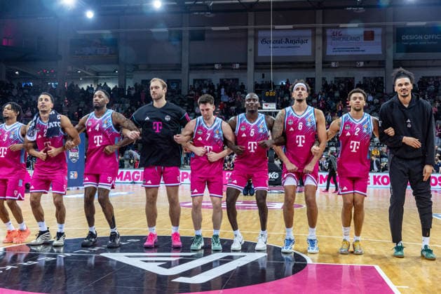The Telekom Baskets Bonn team celebrates the victory against the Frankfurt Skyliners with the fans Telekom Baskets Bonn vs Frankfurt Skyliners, Basketball, easy Credit BBL, 11 Matchday, 2025 2026, 10 12 2025 Telekom Baskets Bonn vs Frankfurt Skyliners, Basketball, easy Credit BBL, 11 Matchday, 2025 2026, 10 12 2025 Bonn Copyright: xEibner-Pressefoto GerhardxWingenx EP_GWR