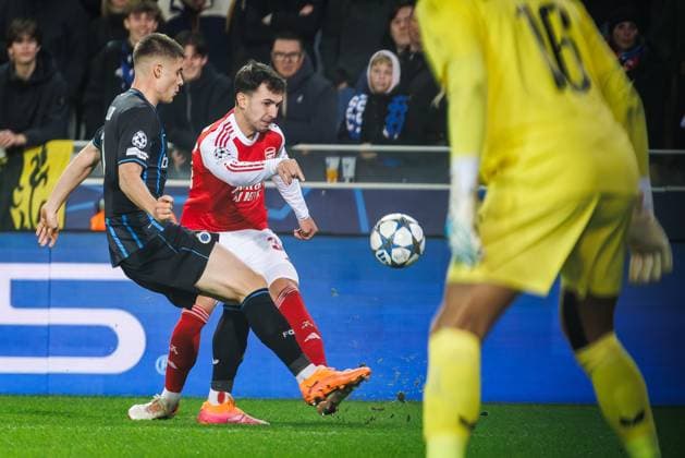 Club s Nicolo Tresoldi and Arsenal s Cristhian Mosquera fight for the ball during a soccer game between Belgian soccer team Club Brugge KV and English Arsenal F.C, on Wednesday 10 December 2025 in Brugge, on day 6 (out of 8) of the League phase of the UEFA Champions League tournament. KURTxDESPLENTER  x148029930x