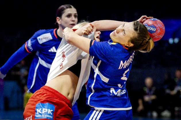 ROTTERDAM - Michala Elsberg Moller (DEN) and Clarisse Mairot (FRA) during the quarterfinal of the World Handball Championship between Denmark and France in Ahoy Rotterdam. ANP ROBIN VAN LONKHUIJSEN xVIxANPxSportx xxANPxIVx 544525532 originalFilename: 544525532.jpg