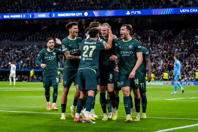 Real Madrid C.F. v Manchester City - UEFA Champions League 2025 26 League Phase MD6 Erling Haaland of Manchester City (C) celebrates his goal with his teammates (from L to R) Rayan Cherki, Nico OÕReilly, Matheus Nunes, Nico Gonzalez, Phil Foden during the UEFA Champions League 2025 26 League Phase MD6 match between Real Madrid C.F. and Manchester City at Estadio Santiago Bernabeu on December 10, 2025 in Madrid, Spain. Madrid Estadio Santiago Bernabeu Madrid Spain Copyright: xAlbertoxGardinx AGardin_20251210_Foot_Cham_ReaMad_ManCity_1119