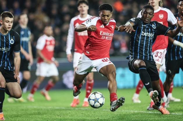 Arsenal s Myles Lewis-Skelly and Club s Joel Ordonez fight for the ball during a soccer game between Belgian soccer team Club Brugge KV and English Arsenal F.C, on Wednesday 10 December 2025 in Brugge, on day 6 (out of 8) of the League phase of the UEFA Champions League tournament. BRUNOxFAHY  x148030599x