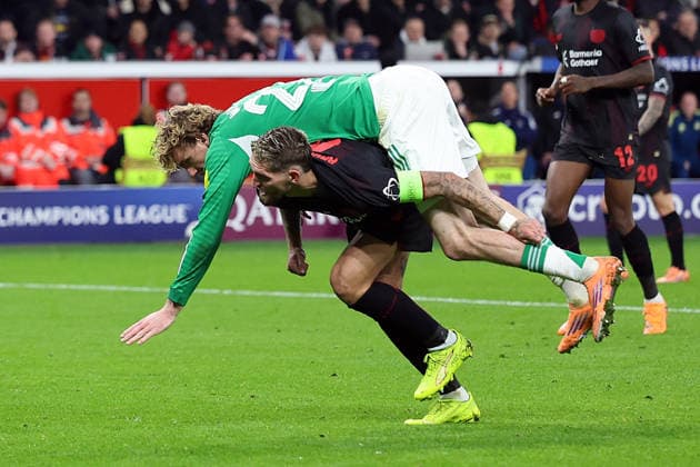 10 12 2025, xrekx, Football UEFA Champions League, Bayer 04 Leverkusen Newcastle United v l Nick Woltemade Newcastle United Robert Andrich Bayer 04 Leverkusen Zweikampf, Aktion, action, battle for the ball DFL DFB REGULATIONS PROHIBIT ANY USE OF PHOTOGRAPHS as IMAGE SEQUENCES and or QUASI VIDEO Leverkusen