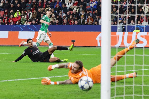 GER, UEFA CL, matchday 6, league phase, Bayer 04 Leverkusen GER vs Newcastle United ENG , 10 12 2025, BayArena, Leverkusen, GER, UEFA CL, matchday 6, league phase, Bayer 04 Leverkusen GER vs Newcastle United ENG , , in the picture the shot of Anthony Gordon Newcastle United 10 , just hits the post nordphotoxGmbHx xMeuter nph00351