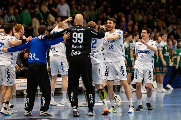 TBV Lemgo celebrates after the game, jubilation, emotion, joy, enthusiasm GER, FRISCH AUF Goeppingen vs TBV Lemgo, Handball, Bundesliga, Matchday 16, Season 2025 2026, 10 12 2025, GER, FRISCH AUF Goeppingen vs TBV Lemgo, Handball, Bundesliga, Matchday 16, Season 2025 2026, 10 12 2025, Goeppingen Copyright: xEibnerxPressefoto OliverxSchmidtx EP_OST