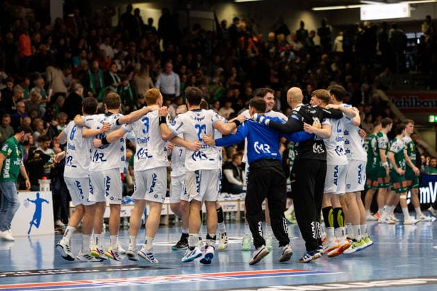 TBV Lemgo celebrates after the game, jubilation, emotion, joy, enthusiasm GER, FRISCH AUF Goeppingen vs TBV Lemgo, Handball, Bundesliga, Matchday 16, Season 2025 2026, 10 12 2025, GER, FRISCH AUF Goeppingen vs TBV Lemgo, Handball, Bundesliga, Matchday 16, Season 2025 2026, 10 12 2025, Goeppingen Copyright: xEibnerxPressefoto OliverxSchmidtx EP_OST