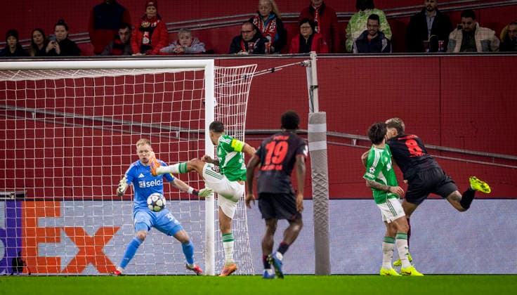 Leverkusen, Germany 10th Dec 2025 Robert Andrich Leverkusen scores the goal to 1 0 Bayer Leverkusen Newcastle United 10 12 2025