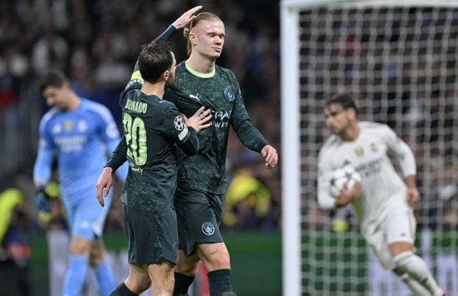 Real Madrid v Manchester City - UEFA Champions League MADRID, SPAIN - DECEMBER 10: Manchester City’s Erling Haaland (R) celebrates his goal with teammate Bernardo Silva (L) during the UEFA Champions League Matchday 6 game against Real Madrid at Bernabeu Stadium in Madrid, Spain, on December 10, 2025. Burak Akbulut Anadolu Madrid Spain. Editorial use only. Please get in touch for any other usage.  Copyright: x2025xAnadoluxBurakxAkbulutx