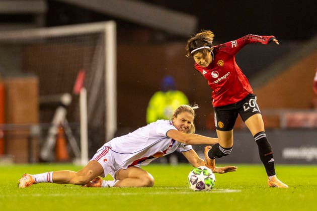 10th December 2025; Leigh Sports Village, Manchester, England; Womens Champions League Football, Manchester United, ManU versus Lyon Women; Hinata Miyazawa of Manchester United Women under pressure from Lindsey Heaps of OL Lyonnes  TimxWilliams