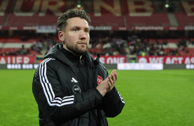 10 12 2025 Soccer Season 2025 2026 1 Womens Soccer Bundesliga 11 Matchday 1 FC Nuremberg FCN Club SG Eintracht Frankfurt SGE Sportfoto Zink DaMa xdaxmax Thomas Oostendorp Coach 1 FC Nuremberg FCN applauds clapping his hands