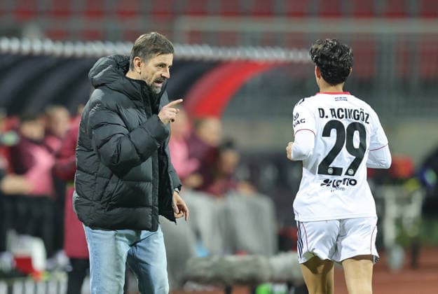 10 12 2025 Soccer Season 2025 2026 1 Womens Soccer Bundesliga 11 Matchday 1 FC Nuremberg FCN Club SG Eintracht Frankfurt SGE Sportfoto Zink DaMa xdaxmax Niko Arnautis Coach Eintracht Frankfurt gives instructions to Dilara Acikgöz 29, Eintracht Frankfurt