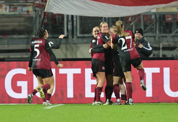 10 12 2025 Soccer Season 2025 2026 1 Women Soccer Bundesliga 11 Matchday 1 FC Nürnberg FCN Club SG Eintracht Frankfurt SGE Sportfoto Zink DaMa xdaxmax Jubel Freude Torjubel nach Tor zum 4 1 Jacqueline Baumgärtel Baumgaertel 20, 1 FC Nürnberg FCN und Mannschaft Team jubelt freue sich Torschütze Jacqueline Baumgärtel Baumgaertel 20, 1 FC Nürnberg FCN