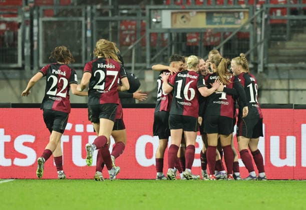 10 12 2025 Soccer Season 2025 2026 1 Womens Soccer Bundesliga 11 Matchday 1 FC Nürnberg FCN Club SG Eintracht Frankfurt SGE Sportfoto Zink DaMa xdaxmax Jubel Freude Torjubel nach Tor zum 5 2 Nastassja Lein 24, 1 FC Nürnberg FCN und Mannschaft Team Team jubiliert freut sich Torschütze Nastassja Lein 24, 1 FC Nürnberg FCN