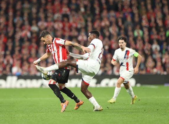 Athletic Club v Paris Saint-Germain - UEFA Champions League 2025 26 League Phase MD1 Athletic Club v Paris Saint-Germain PSG - UEFA Champions Alex Berenguer (Athletic Club) and Nuno Mendes (Paris Saint-Germain) battle for the ball, Credit:Juan Lazkano Avalon Spain, Basque Country, Bilbao, San Mames  Copyright: xJuanxLazkanox xAvalonx 1058255694
