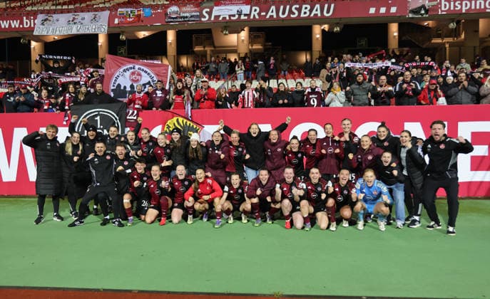 10 12 2025 Soccer Season 2025 2026 1 Women Soccer Bundesliga 11 Matchday 1 FC Nuremberg FCN Club SG Eintracht Frankfurt SGE Sportfoto Zink DaMa xdaxmax Cheering Joy after the end of the match Team Team of FCN with team picture Team picture Winner picture