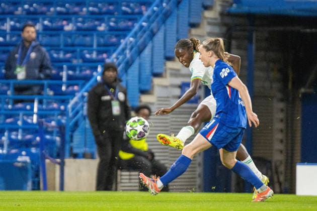 Rinsola Babajide (30 Roma) gets a cross into the box despite Niamh Charles (21 Chelsea) efforts to block during the match between Chelsea and Roma in the UEFA Women s Champions League - League Stage at Stamford Bridge, London, England on Wednesday 10th December 2025. Copyright: xClairexJeffreyx xSPPx Sportspressphoto_SPR72763