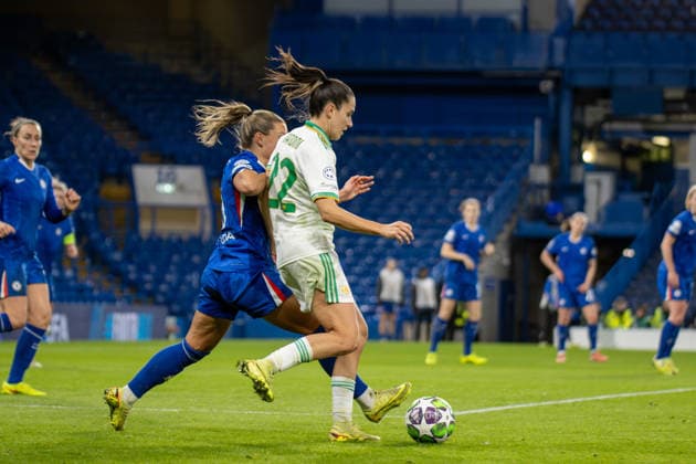 Johanna Rytting Kaneryd (19 Chelsea) steals the ball from Marta Pandini (22 Roma) during the match between Chelsea and Roma in the UEFA Women s Champions League - League Stage at Stamford Bridge, London, England on Wednesday 10th December 2025. Copyright: xClairexJeffreyx xSPPx Sportspressphoto_SPR72770