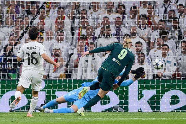 December 10, 2025, Madrid, Madrid, Spain: Thibaut Courtois of Real Madrid CF and Erling Haaland of Manchester City FC during the UEFA Champions League football match between Real Madrid CF and Manchester City FC at Santiago Bernabeu Stadium in Madrid, Spain, december 10, 2025 Madrid Spain - ZUMAa206 20251210_zsp_a206_059 Copyright: xRubenxAlbarranx