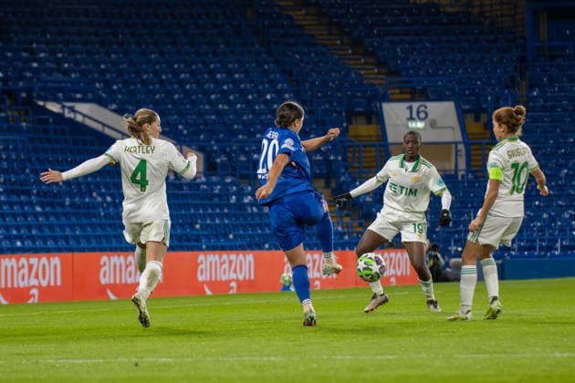 Sam Kerr (20 Chelsea) takes a shot at goal during the match between Chelsea and Roma in the UEFA Women s Champions League - League Stage at Stamford Bridge, London, England on Wednesday 10th December 2025. Copyright: xClairexJeffreyx xSPPx Sportspressphoto_SPR72778