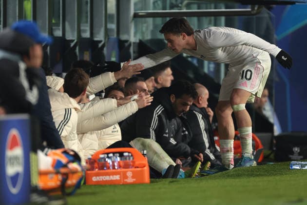 Turin, Italy, 10th December 2025. Kenan Yildiz of Juventus shakes hands with team mates on the bench after being substituted during the Juventus vs Pafos FC UEFA Champions League match at Juventus Stadium, Turin. Picture credit should read: Jonathan Moscrop Sportimage EDITORIAL USE ONLY. No use with unauthorised audio, video, data, fixture lists, club league logos or live services. Online in-match use limited to 120 images, no video emulation. No use in betting, games or single club league player publications. SPI_063_JM_JUVE_PAFOS_UCL SPI-4325-0063