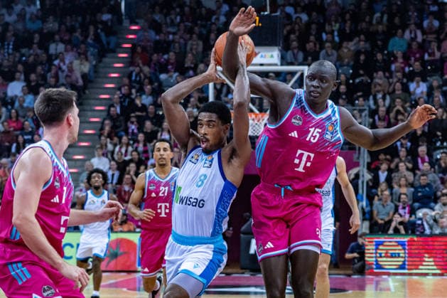 William Christmas Frankfurt Skyliners, 08 loses the ball against Kur Jongkuch Telekom Baskets Bonn, 15 Telekom Baskets Bonn vs Frankfurt Skyliners, Basketball, easy Credit BBL, 11 Matchday, 2025 2026, 10 12 2025 Telekom Baskets Bonn vs Frankfurt Skyliners, Basketball, easy Credit BBL, 11 Matchday, 2025 2026, 10 12 2025 Bonn Copyright: xEibner-Pressefoto GerhardxWingenderx EP_GWR