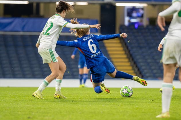 Sjoeke Nusken (6 Chelsea) lunges for the ball during the match between Chelsea and Roma in the UEFA Women s Champions League - League Stage at Stamford Bridge, London, England on Wednesday 10th December 2025. Copyright: xClairexJeffreyx xSPPx Sportspressphoto_SPR72785