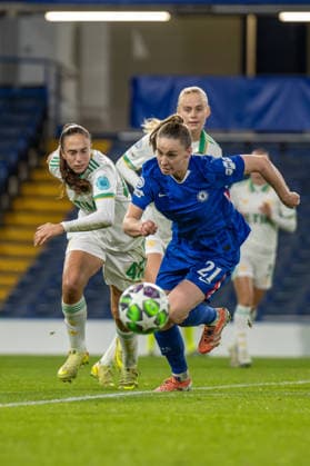 Niamh Charles (21 Chelsea) lunges for the ball during the match between Chelsea and Roma in the UEFA Women s Champions League - League Stage at Stamford Bridge, London, England on Wednesday 10th December 2025. Copyright: xClairexJeffreyx xSPPx Sportspressphoto_SPR72791