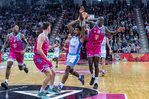 William Christmas Frankfurt Skyliners, 08 loses the ball against Kur Jongkuch Telekom Baskets Bonn, 15 , Grayson Murphy Telekom Baskets Bonn, 07 , Jeff Garrett Jr Telekom Baskets Bonn, 04 Telekom Baskets Bonn vs Frankfurt Skyliners, Basketball, easy Credit BBL, 11 Matchday, 2025 2026, 10 12 2025 Telekom Baskets Bonn vs Frankfurt Skyliners, Basketball, easy Credit BBL, 11 Matchday, 2025 2026, 10 12 2025 Bonn Copyright: xEibner-Pressefoto GerhardxWingenderx EP_GWR