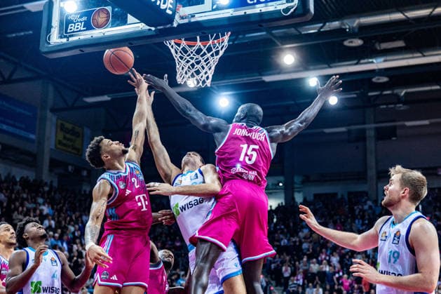 Ryan Hawkins Frankfurt Skyliners, 33 cannot prevail against Kur Jongkuch Telekom Baskets Bonn, 15 and Alijah Comithier Telekom Baskets Bonn, 02, Till Pape Frankfurt Skyliners, 19 looks on Telekom Baskets Bonn vs Frankfurt Skyliners, Basketball, easy Credit BBL, Matchday 11, 2025 2026, 10 12 2025 Telekom Baskets Bonn vs Frankfurt Skyliners, Basketball, easy Credit BBL, Matchday 11, 2025 2026, 10 12 2025 Bonn Copyright: xEibner-Pressefoto GerhardxWingenderx EP_GWR