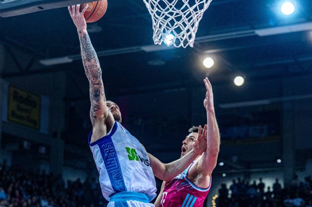 Logan Johnson Frankfurt Skyliners, 00 vs Grayson Murphy Telekom Baskets Bonn, 07 Telekom Baskets Bonn vs Frankfurt Skyliners, Basketball, easy Credit BBL, 11 Matchday, 2025 2026, 10 12 2025 Telekom Baskets Bonn vs Frankfurt Skyliners, Basketball, easy Credit BBL, 11 Matchday, 2025 2026, 10 12 2025 Bonn Copyright: xEibner-Pressefoto GerhardxWingenderx EP_GWR