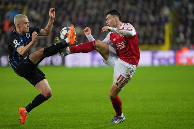 Hugo Siquet of Club Brugge and Gabriel Martinelli of Arsenal Club Brugge v Arsenal, UEFA Champions League, Group Stage, Football, Jan Breydel Stadium, Brugge, Belgium - 10 Dec 2025Brugge Jan Breydel Stadium Belgium EDITORIAL USE ONLY No use with unauthorised audio, video, data, fixture lists, club league logos or live services. Online in-match use limited to 120 images, no video emulation. No use in betting, games or single club league player publications. Copyright: xDavidxWinter Shutterstockx 16009951dm