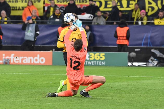 Goalkeeper Nikita HAIKIN FK Bodoe Glimt, Bodö Glimt saves a goal chance from FABIO SILVA DO action, duel, football UEFA Champions League group stage 6 matchday, matchday6, Borussia Dortmund DO FK Bodoe Glimt 2 2 on 10 12 2025 in Dortmund Germany UEFA regulations prohibit any use of photographs as image sequences and or quasi video Â