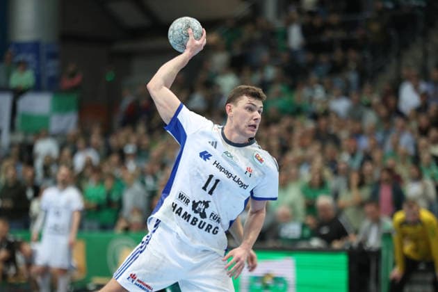 Handball DAIKIN HBL, SC DHfK Leipzig HSV Hamburg 10 12 2025 Nicolaj Jörgensen 11, HSV Hamburg throws a seven-meter penalty Handball, DAIKIN HBL, 1 Bundesliga, Saison 2025 2026, 16 Spieltag SC DHfK Leipzig vs Handball Sport Verein Hamburg am 10 12 2025 in der Quarterback Immobilien Arena Leipzig Copyright: xBEAUTIFULxSPORTS JanxKaeferx