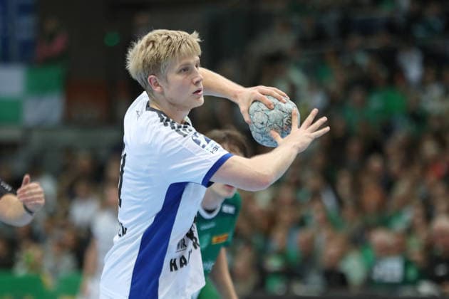 Handball DAIKIN HBL, SC DHfK Leipzig HSV Hamburg 10 12 2025 Frederik Bo Andersen 21, HSV Hamburg throws a seven-meter penalty Handball, DAIKIN HBL, 1 Bundesliga, Saison 2025 2026, 16 Spieltag SC DHfK Leipzig vs Handball Sport Verein Hamburg am 10 12 2025 in der Quarterback Immobilien Arena Leipzig Copyright: xBEAUTIFULxSPORTS JanxKaeferx